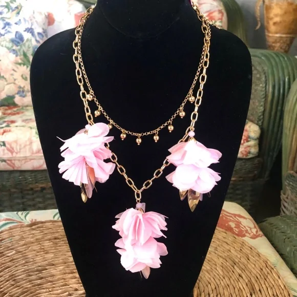 LILLY PULITZER NECKLACE 🩷 CASCADING PETALS- SOFT PINK TROPICS NECKLACE/GOLD - Picture 13 of 15